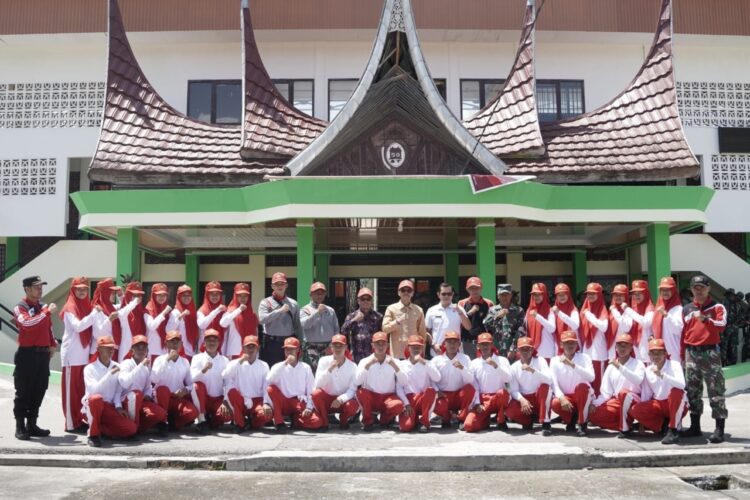 Jelang Peringatan HUT ke-78 RI, Bupati Apresiasi Kesiapan Paskibra 1 FOTO BERSAMA—Bupati Limapuluh Kota Safaruddin Dt.Bandaro Rajo bersama anggota paskibra berfoto bersama usai melakukan latihan jelang pelaksanaan Upacara Bendera Peringatan HUT RI ke-78.