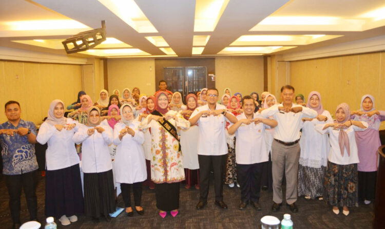 BIMBINGAN TEKNIS— Pengawas SD, TK dan Penilik PAUD se-Kota Padang mengikuti Bimbingan Teknis (Bimtek) Transisi PAUD ke SD yang Menyenangkan, yang dibuka Kepala Disdikbud Kota Padang Yopi Krislova dan itu Bunda PAUD Kota Padang Ny. Genny Hendri Septa.