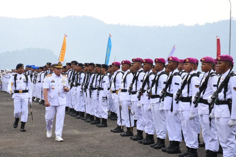 Tugas ke Depan Makin Kompleks, Benny Febri: Dibutuhkan Prajurit yang Berkualitas 1 PERIKSA PASUKAN—Inspektur Upacara Irup Danlantamal II Laksamana Pertama TNI Benny Febri.M.M.,M.Tr.Opsla.saat periksa pasukan.