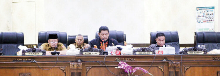 Ranperda Pencegahan dan Peningkatan Kualitas terhadap Perumahan dan Permukiman Kumuh, Tujuh Fraksi DPRD Agam Berikan Tanggapan 1 SIDANG PARIPURNA— Dipimpin Wakil Ketua, Suharman, DPRD Agam gelar sidang paripurna mendengarkan tanggapan fraksi terkait Ranperda tentang Pencegahan dan Peningkatan Kualitas terhadap Perumahan dan Permukiman Kumuh yang diajukan Pemerintah Daerah, Senin (21/8).