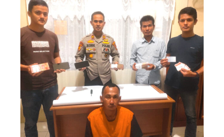 PENCURI UANG— Kapolsek Koto Parik Gadang Diateh Iptu Robbi Gunawan bersama jajarannya memperlihatkan barang bukti uang puluhan juta milik ASN yang dicuri pelaku HF (39).