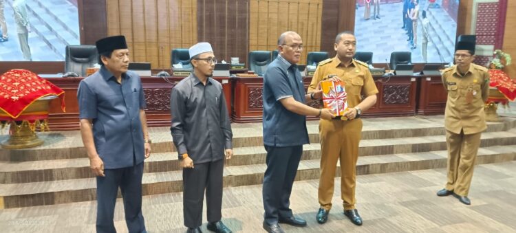 TUTUP MASA SIDANG— Rapat Paripurna Rapat paripurna DPRD Provinsi Sumatera Barat dengan acara penyampaian laporan reses dan penutupan masa persidangan ketiga serta pembukaan masa persidangan pertama tahun 2023. Senin (29/8).