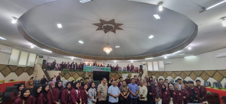 MENERIMA KUNJUNGAN--Wakil Ketua DPRD Kota Padang Amril Amin menerima kunjungan Mahasiswa Universitas Eka Sakti Padang, belajar tentang tugas pokok dan fungsi anggota dewan.