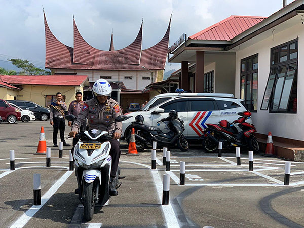 Ujian Praktik SIM C, Satlantas Polres Terapkan Lintasan ‘S’ 1 UJI LINTASAN— Satlantas Polres Padang Panjang mulai memberlakukan uji praktik SIM C dengan lintasan berbentuk huruf S.