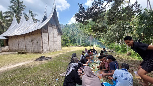 Jelang HUT RI Ke-78, Ferizal Ridwan dan Anggota Dewan Bersihkan Rumah Tan Malaka 1 MAKAN BERSAMA—Usai goro di rumah gadang kelahiran Pahlawan Nasional Tan Malaka, Feri Ridwan makan bersama.