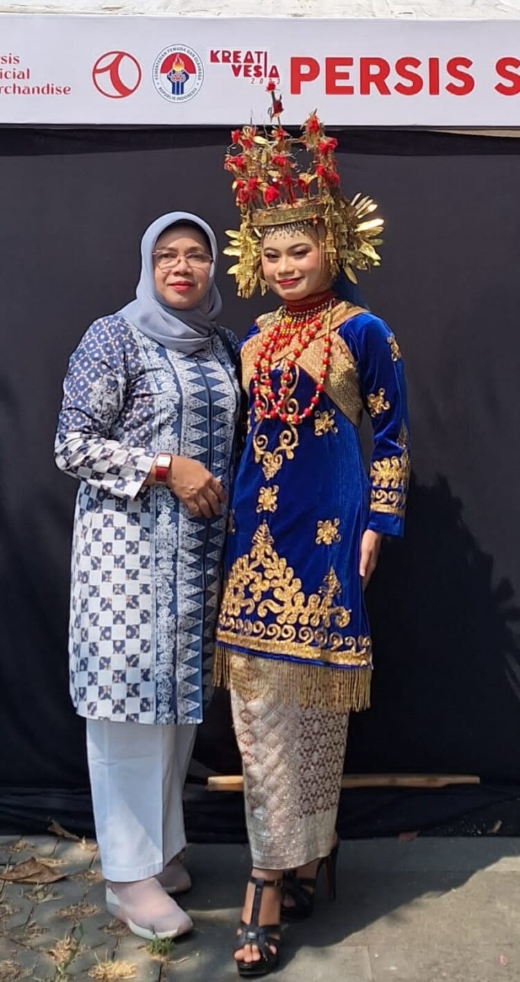 Ikut Ajang Pekan Kreativesia Tahun 2023 di Solo, Utusan Sumbar Raih Juara 1 Sektor Musik Vokal Solo 1 JUARA I— Kabid Pemberdayaan Pemuda, Dispora Sumbar Dewita Murni bersama Fanny Firgina Aura dari Kota Payakumbuh berhasil meraih juara I nasional kategori Musik Vocal Solo pada ajang Pekan Kreativesia Tahun 2023 di Solo.