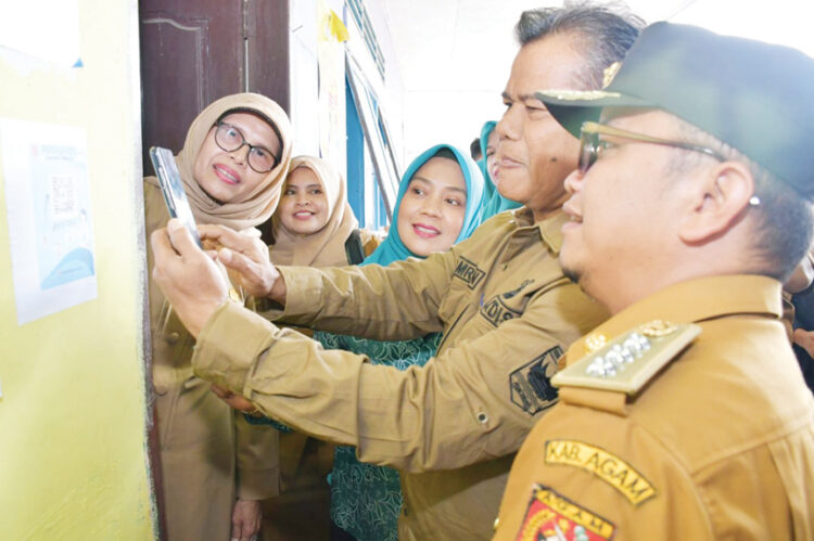 PENILAIAN— Amriman selaku Ketua tim Penilai dari Provinsi tengah melakukan penilaian lapangan terhadap Vevi Sri Mulyanti kader Posyandu Kasih Bunda I Nagari Tigo Balai, Selasa (8/8).