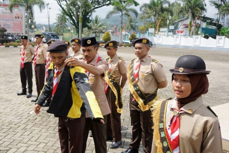16 Anggota Pramuka Solsel Ikuti Raimuna di Cibubur 1 PASANGKAN ROMPI— Wakil Bupati Solok Selatan H Yulian Efi yang juga Wakil Ketua Kamabicab 0319 Kwarcab Solok Selatan, pasangkan rompi saat melepas 16 orang peserta Raimuna XII Cibubur Jakarta Timur.