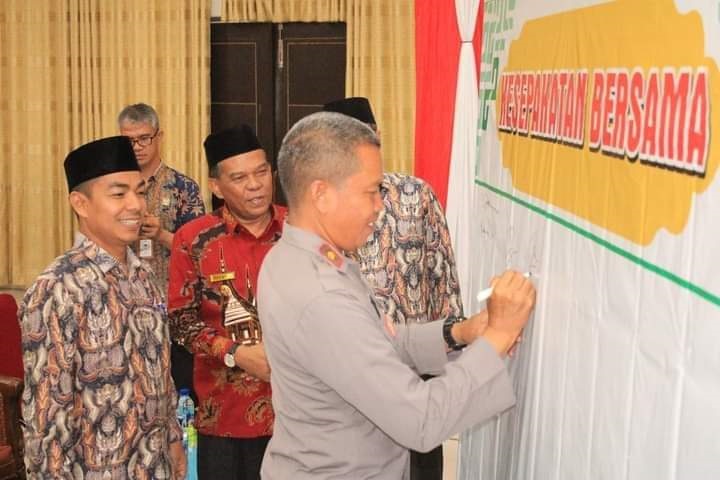 TEKEN KESEPAKATAN BERSAMA— Wakil Bupati Padangpariaman Rahmang, saat tandatangani  kesepakatan bersama Baznas tentang Muzaki sebagai Pahlawan Kemiskinan.