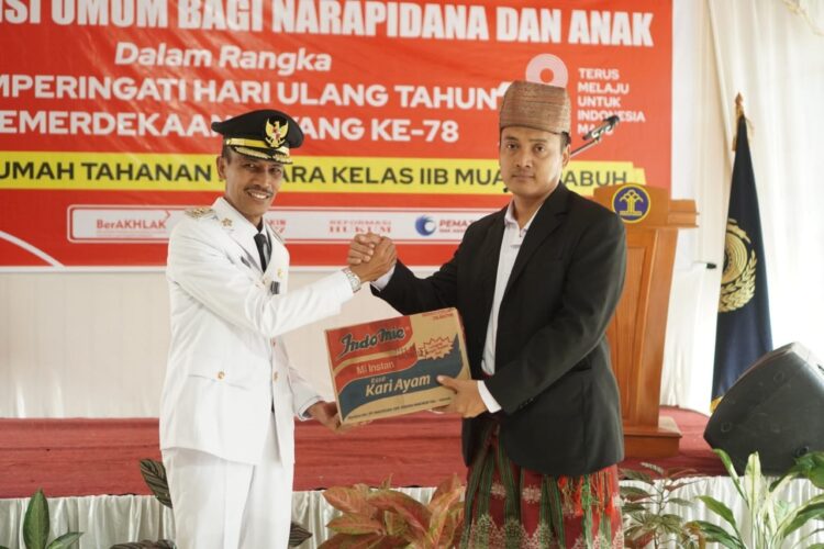 SERAHKAN SK REMISI— Wakil Bupati Solsel Yulian Efi, menyerahkan SK Remisi kepada Narapidana di Rutan Kelas IIB Muaralabuh.