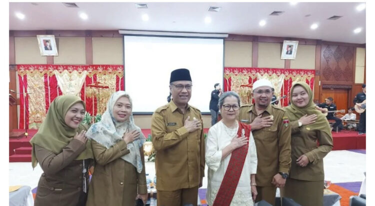 FOTO BERSAMA— Wakil Wali Kota Bukittinggi, Marfendi bersama Halida Hatta yang merupakan Putri Bung Hatta usai Talkshow 121 tahun Bung Hatta di Auditorium Pustaka Bung Hatta, Kota Bukittinggi, Sumatera Barat, Selasa (15/8).