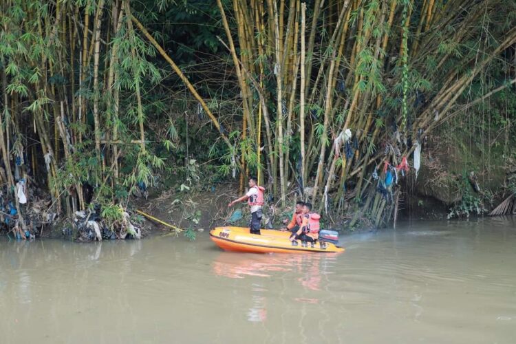 SUSURI BATANG LEMBANG— Wawako Solok Ramadhani Kirana Putra ikut langsung goro membersihkan Batang Lembang dari sampah.