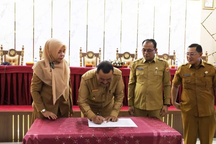 REMBUK STUNTING— Wawako Mardison Mahyuddin melakukan komitmen saat Rembuk Stunting