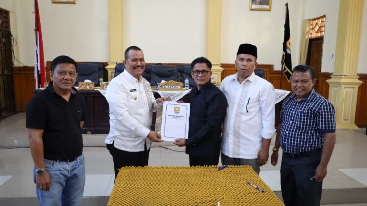 6 Fraksi Setujui KUA-PPAS 2024 1 NOTA KUA PPAS—Wawako Pariaman Mardison Mahyuddin menyerahkan nota persetujuan KUA dan PPAS kepada pimpinan DPRD Kota Pariaman.