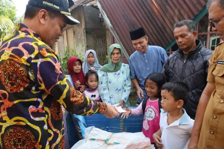 Genius Umar Salurkan Bantuan Warga Terdampak Bencana 1 SALURKAN BANTUAN— Wali Kota Pariaman H Genius Umar saat salurkan bantuan untuk warga yang menjadi korban bencana.