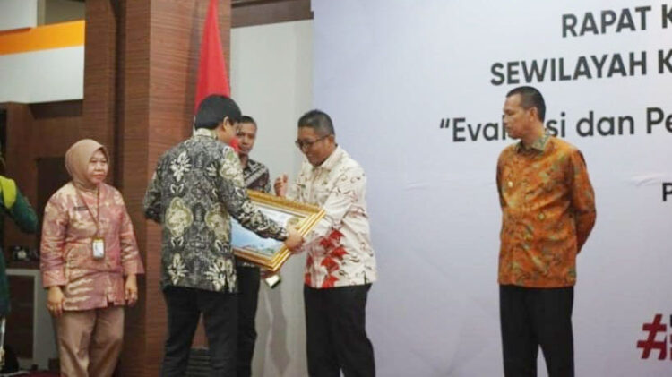 Wako Hendri Septa Terima Penghargaan BKN Award 2023 1 PENGHARGAAN BKN— Wali Kota Padang Hendri Septa menerima penghargaan BKN Award 2023, yang diserahkan Plt Kepala BKN RI Haryomo Dwi Putranto di dalam Rakor Kepegawaian Se-Wilayah Kerja Kantor Regional XII BKN Pekanbaru.