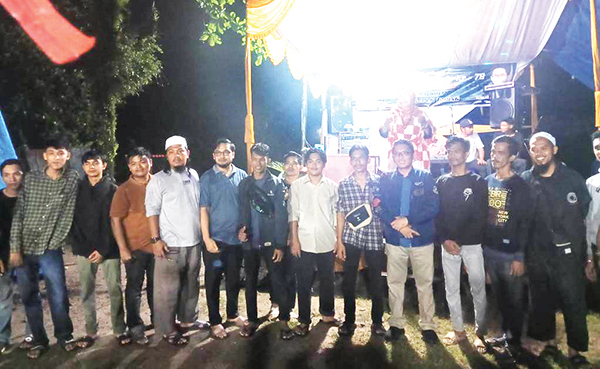 Wako Kunjungi Malam Puncak HUT RI ke-78 di Wisma Indah VII Tabing, Panitia Gembira Dapat Sepeda 1 MALAM PUNCAK HUT RI Panitia dan pemuda Komplek Wisma Indah VII Parupuk Tabing, foto bersama Wali Kota Padang Hendri Septa, pada acara malam puncak peringatan HUT RI ke-78 di lapangan volley, Sabtu (26/8).