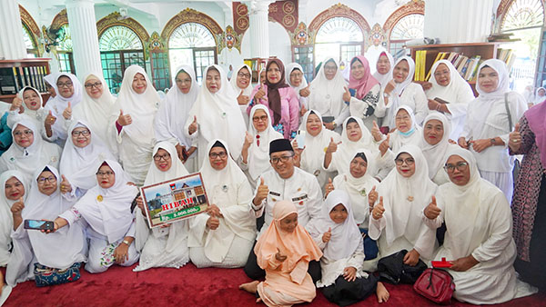MTI menjadi Tonggak dan Fondasi Keagamaan 1 SILATURAHMI— Wali Kota Padang Hendri Septa melakukan silaturahmi dengan pengurus Majelis Taklim Indonesia (MTI) se-Kecamatan Koto Tangah, di Masjid Jami’ Al-Amin Kelurahan Lubuk Buaya, Kecamatan Kototangah, Jumat (11/8).