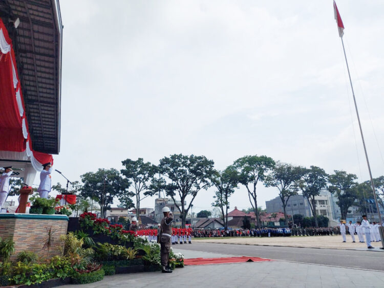 Peringatan HUT RI ke-78, Erman Safar: Jadi Pengingat Kewajiban Pemerintah 1 INSPEKTUR UPACARA— Wali Kota Erman Safar menjadi Inspektur Upacara Pengibaran Bendera HUT Kemerdekaan RI ke-78 di Lapangan Kantin Wirabraja, Kota Bukittinggi.