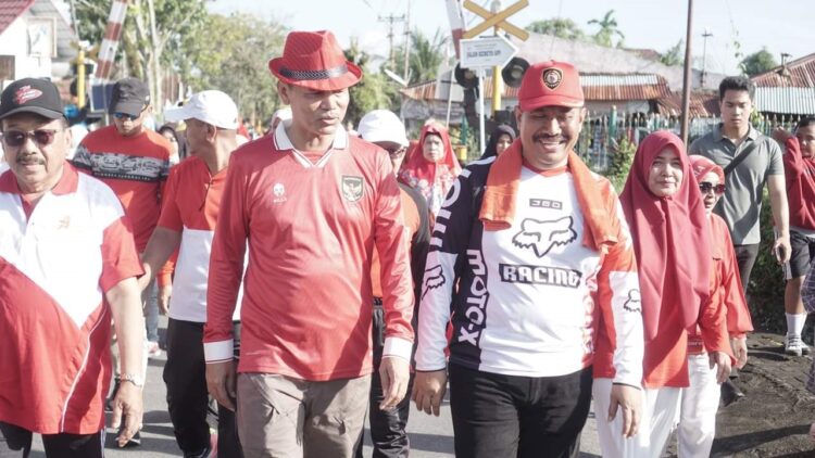 MERIAHKAN—Wako Pariaman H genius Umar bersama Wawako Mardison Mahyuddin saat ikuti kegiatan HUT Kemerdekaan jalan santai.