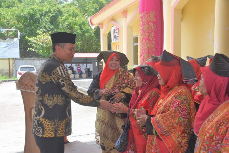 Bundo Kanduang Miliki Peranan Aktif Dalam Mendukung Program Pemerintah Daerah 1 PERANAN BUNDO KANDUANG— Wali Kota Pariaman H Genius Uamr salami dan memberikan ucapan selamat kepada para bundo kanduang, saat acara pengukuhan pengurus Bundo Kanduang Kecamatan Pariaman Utara.