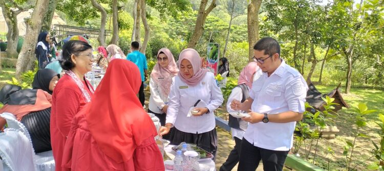 DKP3 Gelar Lomba Pangan Berbasis B2SA di Kebun Buah Kandih 1 CICIPI MASAKAN— Wali Kota Deri Asta dan Kadis DKP3 mencicipi menu masakan yang disajikan pada lomba Pangan berbasis B2SA.