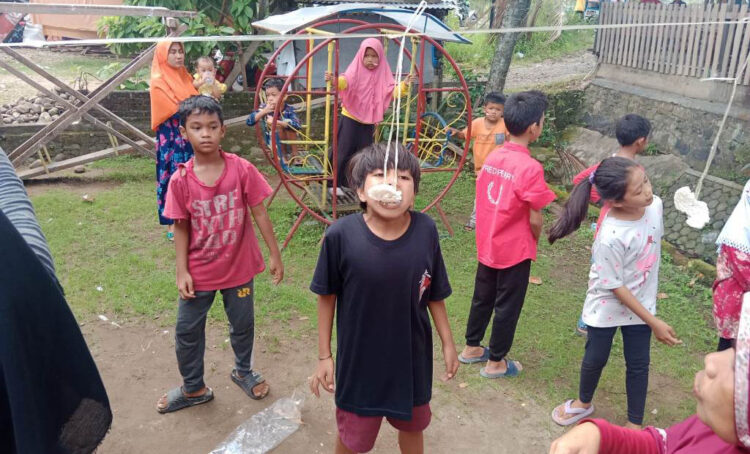 Nikmati Tontonan Unik, Warga Parak Kopi Bahagia Rayakan 78 Tahun Indonesia Merdeka 1 MAKAN KERUPUK— Meriahkan HUT RI ke-78 tahun sejumlah anak-anak Kelurahan Parak Kopi mengikuti lomba makan kerupuk.