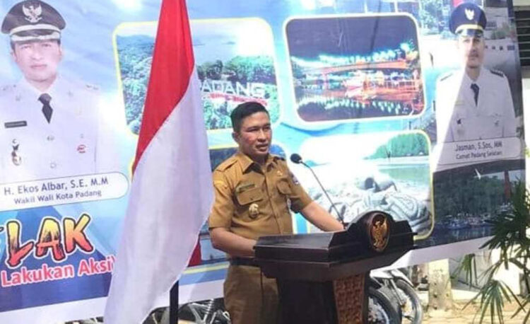 PENILAIAN CAMAT—   Wawako Padang Ekos Albar, memberi sambutan saat kunjungan Tim Penilaian Kompetensi Camat 6 Besar Tingkat Provinsi Sumbar Tahap II Tahun 2023 di Kantor Camat Padang Selatan, Senin (28/8).
