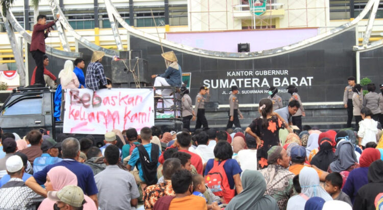 UNJUK RASA— Ribuan masyarakat Nagari 
Air Bangis menggelar aksi unjuk rasa hari kedua 
di depan Kantor Gubernur Sumbar.