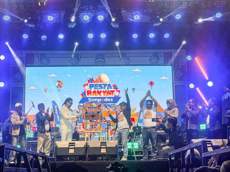 Pembukaan — Pembukaan Pesta Rakyat Simpedes BRI, oleh Regional CEO. Moh. Harsono, bersama Wali Kota Bukittinggi, Erman Safar.