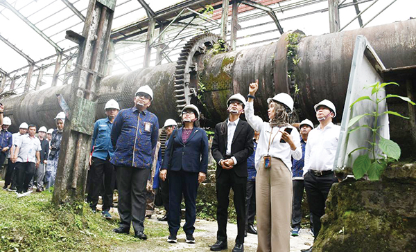 Delegasi Vietnam Kagumi Pabrik Indarung I 1 ORISINAL DAN KEUNIKAN BANGUNAN— Delegasi dari Provinsi Ba Ria-Vung Tau, Vietnam bersama Kepala Unit Humas & Kesekretariatan PT Semen Padang Nur Anita Rahmawati dan Sekda Andree Algamar, mengunjungi Kawasan Cagar Budaya Nasional, Pabrik Indarung I. Delegasi mengagumi keunikan dan orisinalitas bangunan pabrik tersebut.