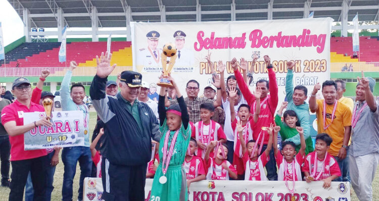 Dua Hari SSB se-Sumbar Sukses, Wako Zul Elfian Resmi Tutup Pertandingan 1 FOTO BERSAMA— Wako Solok Zul Elfian berfoto bersama para pemenang usai menyerahkan hadiah.