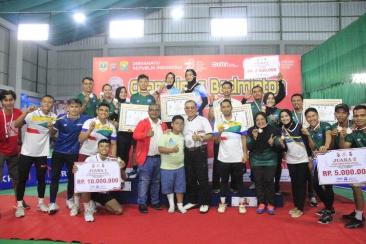 CEO BRI— RO Padang Moh. Harsono, Kapolda Sumbar, Irjen Pol Suharyono bersama pemenang Turnamen Badminton Kapolda Cup 2023.