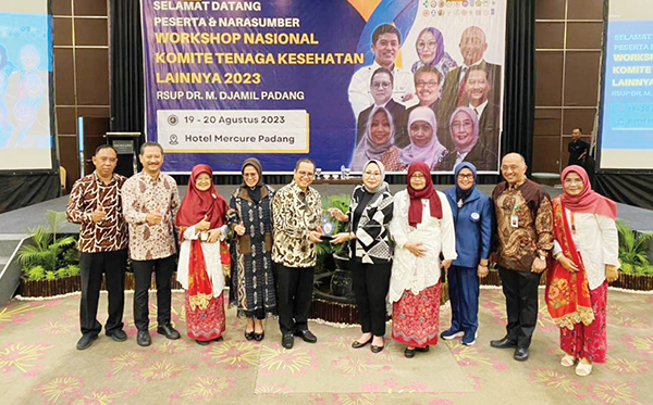 Workshop Nasional Komite Nakes Lainnya, Tingkatkan Budaya Kerja dalam Menunjang Mutu Layanan Rumah Sakit 1 PENYERAHAN PLAKAT— Dirut RSUP Dr M Djamil, Dr dr H Dovy Djanas SpOG KFM MARS, memberikan plakat kepada Dirjen Tenaga Kesehatan Kemenkes RI drg Arianti Anaya MKM usai membuka kegiatan workshop, Sabtu (19/8).