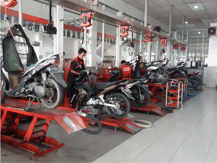 PERAWATAN MOTOR— Mekanik Yamaha Tjahaja Baru melakukan perawatan terhadap sepeda motor konsumen.