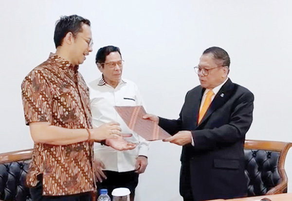 SERAHKAN SK—Ketua Umum DPP Gebu Minang Oesman Sapta Odang menyerahkan SK Sekjen Gebu Minang kepada Yuliandre Darwis, di Lantai 18, Gedung City Tower, Jakarta, Rabu (16/8).