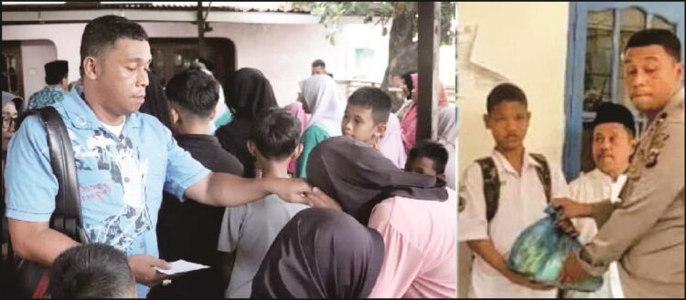 SERAHKAN BANTUAN— Aipda Dian Wihendro Ratno saat menyerahkan amplop ke anak yatim dan bantuan sembako untuk anak yatim di SMPN  33 dan SMPN 6.