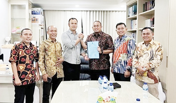 KUNJUNGAN KERJA— Anggota Komisi VI DPR RI Andre Rosiade menerima kunjungan Bupati Sijunjung Benny Dwifa Yuswir, Senin (28/8). Benny menyampaikan beberapa masalah yang dihadapi di Kabupaten Sijunjung.