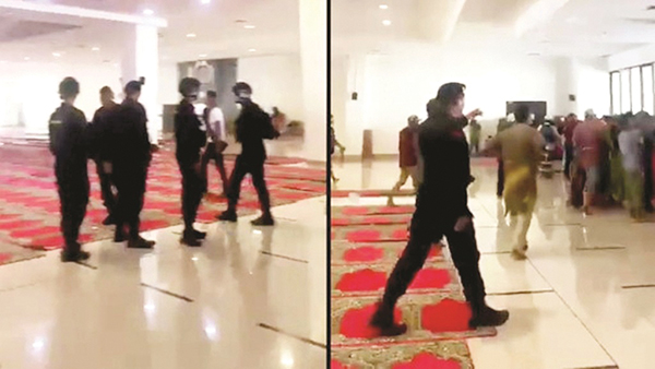 BUBARKAN PENDEMO— Anggota Brimob Polda Sumbar membubarkan para pendemo asal Air Bangis, Pasbar yang berada di lantai 1 Masjid Raya Sumbar dengan memakai sepatu, Sabtu (5/8) lalu.