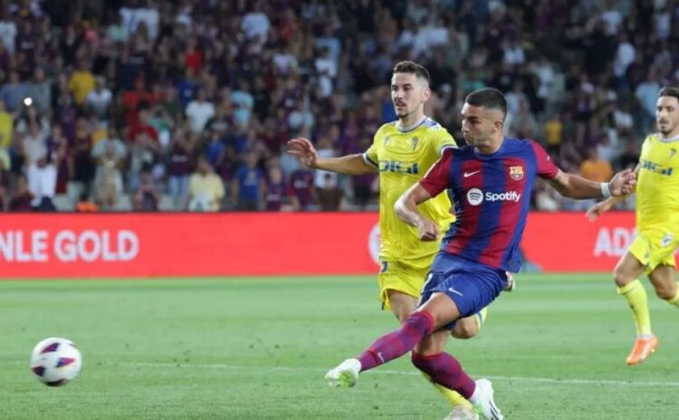 CETAK GOL— Penyerang Barcelona Ferran Torres mencetak gol kedua untuk timnya pada pertandingan Liga Spanyol melawan Cadiz, yang dimainkan di Lluis Companys Olimpic Stadium, Barcelona, Minggu (20/8).