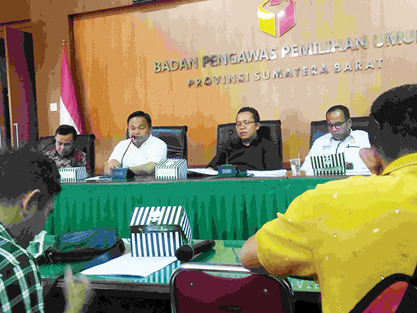 Publikasi Hasil Pengawasan, Bawaslu: Proses Pemutakhiran harus Dikawal hingga Hari Pemungutan Suara 1 KONFERENSI PERS— Bawaslu Sumbar mengadakan konferensi pers Publikasi Hasil Pengawasan Bawaslu Sumbar Pada Tahapan Pemutakhiran Data Pemilih Pada Pemilu Serentak Tahun 2024, kamis (2/8) yang bertempat di Aula Bawaslu Provinsi Sumatera Barat.