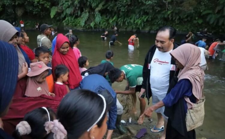 Dua Hari Kunker di Jorong Patomuan, Bupati Benny Disambut Antusias Warga 1 KUNJUNGAN KERJA— Bupati Pasaman Benny Utama saat bercengkrama dengan masyarakat saat melakukan kunjungan kerjanya .