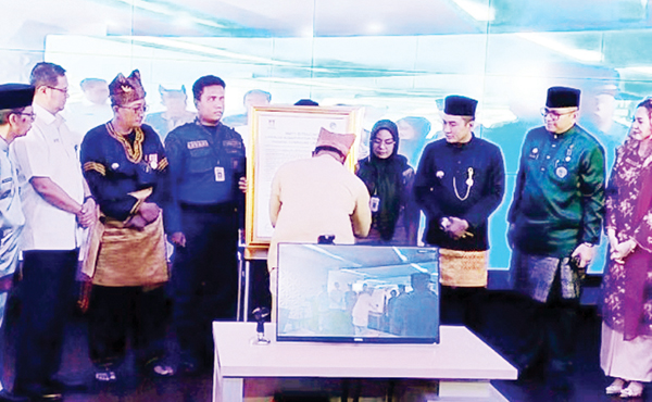 Satpol PP Tugaskan Personel di Command Center 112 Pemko Padang 1 LAUNCHING COMMAND CENTER 112 — Pemko Padang melaunching Padang Command Center (PCC) 112, bertepatan saat momen peringatan HUT Kota Padang ke-354, Senin (7/8) lalu, di kantor Balaikota, Aiepacah.