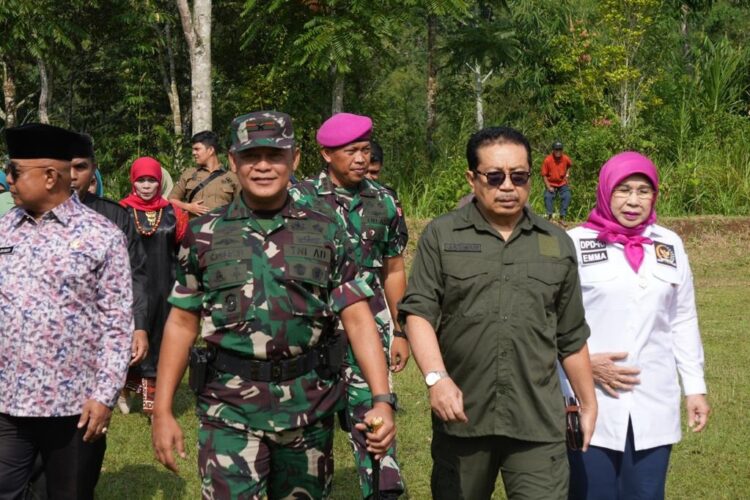 Brigjen TNI Rayen Obersyl Tutup TMMD ke-117 Nagari Simarasok, Masyarakat Diminta Pelihara Infrastruktur yang sudah Dibangun 1 PENUTUPAN TMMD— Komandan Korem 032/Wirabraja, Brigjen TNI Rayen Obersyl, menuju lokasi penutupan TMMD Ke 117 di Nagari Simarasok.