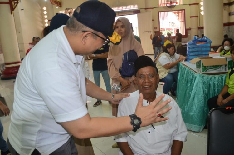 Operasi Katarak— Sekretaris Daerah (Sekda) Kota Padang Andree Algamar bertemu dengan salah eorang  warga yang mengkuti operasi Katarak Mata.