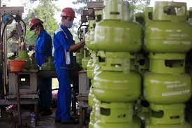 Pertamina Pastikan Pasokan Elpiji 3 Kg Tidak Dikurangi 1 mengisi tabung gas— Petugas mengisi tabung gas elpiji ukuran 3 kilogram di SPBE Pertamina, Jakarta, Jumat (26/6).