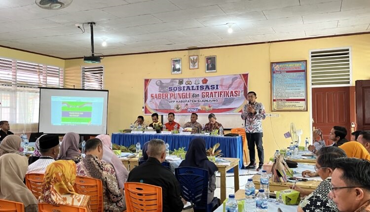Untuk Lakukan Sosialisasi, Tim UPP Saber Pungli Sasar SMPN 2 Sijunjung 1 SASAR—Tim Unit Pemberantasan Pungli (UPP) Kabupaten Sijunjung, sasar SMPN 2 untuk sosialisasi pencegahan gratifikasi dan pungutan liar (Pungli).