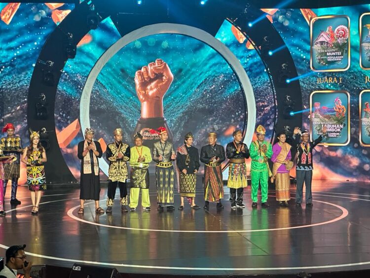 3 Desa Wisata di Sumbar Raih Juara 1 Beberapa Kategori ADWI Tahun 2023, Berikut Data Lengkap Pemenangnya 1 Pengelola Desa Wisata Muntei Agustinus Sagari dan Pengelola Wisata Nyarai, Ritno menerima menerima penghargaan kategori daya tarik pengunjung anugerah ADWI Tahun 2023