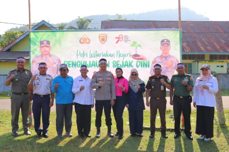 Bersama Forkopimda Pessel, Kapolres Pessel Tanam 1000 bibit Pohon 1 e4a64f9d 5d64 48d0 9876 8aec49ab0238