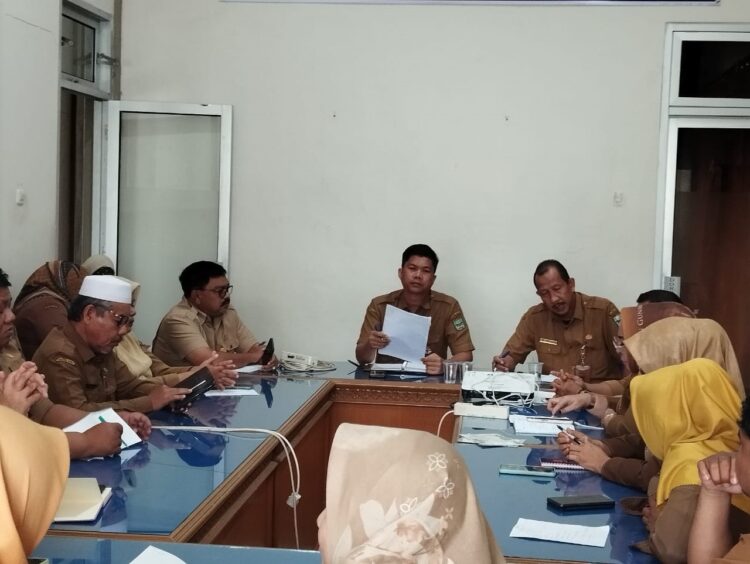 PIMPIN RAPAT—Inspektur Hendra Aswara memimpin rapat internal APIP di Kantor Inspektorat, Selasa (29/8).